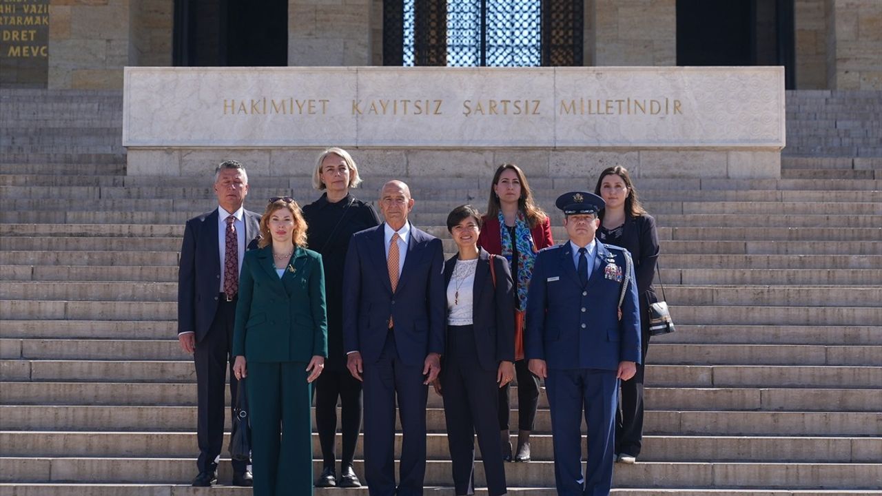 ABD Büyükelçisi Barrack, Anıtkabir'i Ziyaret Etti