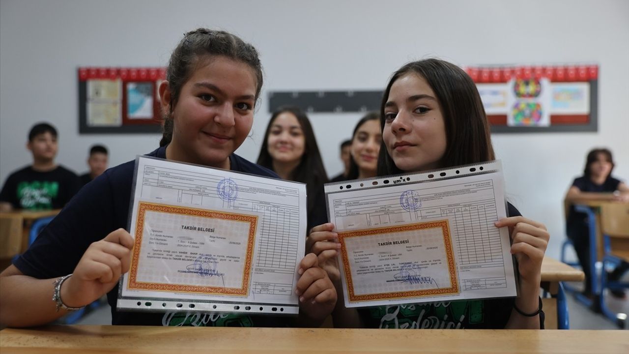 Adalet Bakanı Tunç, Kayseri'de Karne Dağıtım Törenine Katıldı