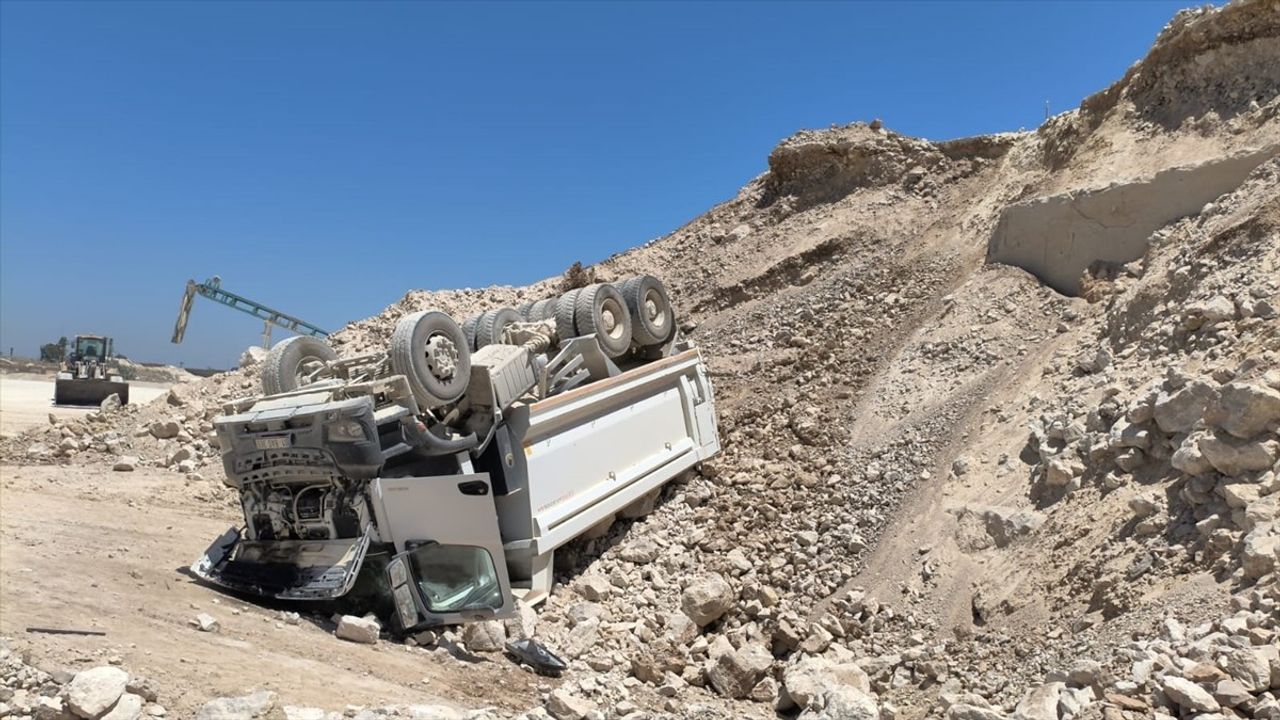 Adana'da Devrilen Hafriyat Kamyonunda Sürücü Hayatını Kaybetti