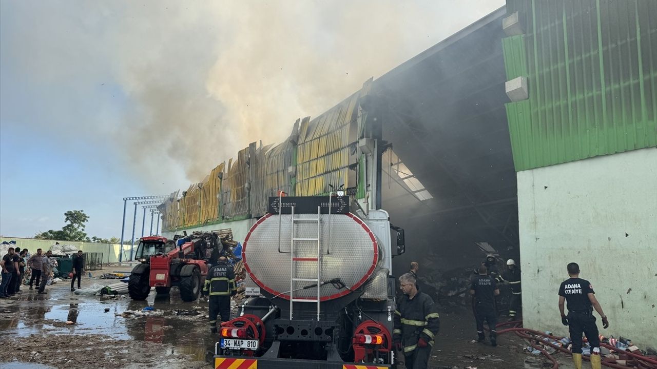 Adana'da Geri Dönüşüm Tesisinde Yangın Kontrol Altına Alındı