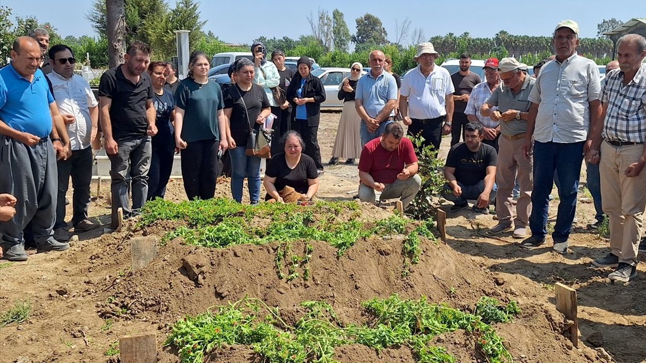 Adana'da Pikap Sulama Kanalına Devrildi: Baba ve İki Kızını Kaybetti