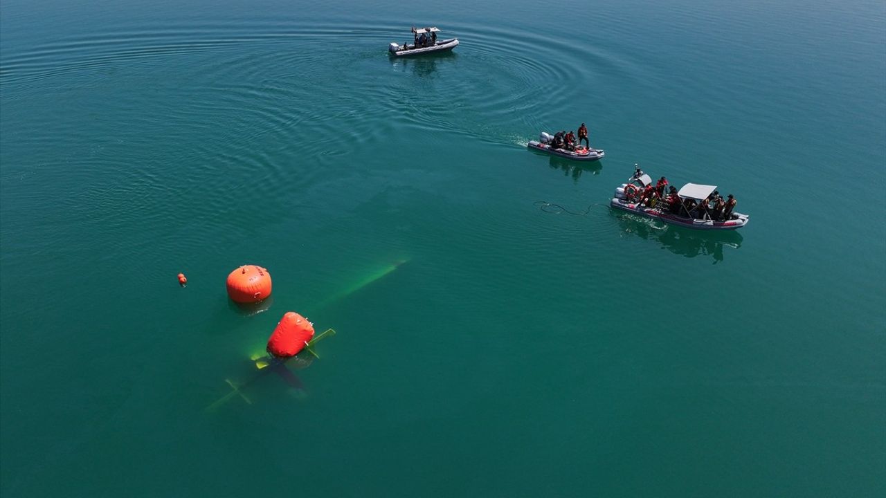 Adana'da Yangın Söndürme Uçağının Enkazı Baraj Gölünden Çıkarıldı