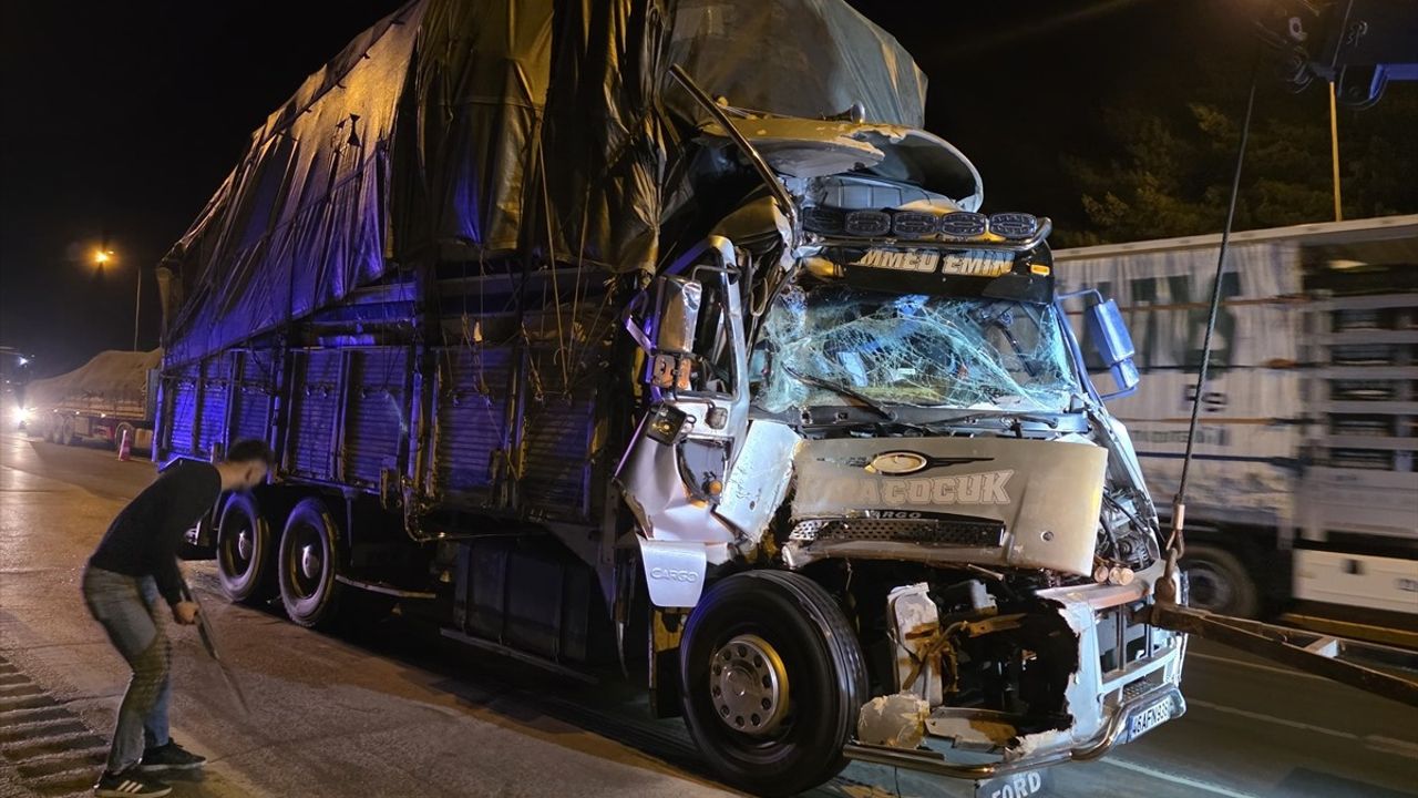 Adana-Pozantı Otoyolu'nda Maddi Hasarlı Kaza Trafiği Aksattı