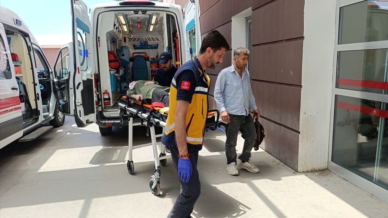 Adıyaman'da Otomobil Şarampole Devrildi: 8 Yaralı