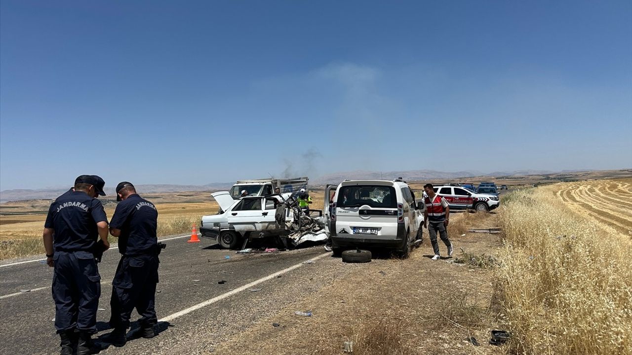 Adıyaman'da Trafik Kazası: 4 Kişi Hayatını Kaybetti, 1 Yaralı