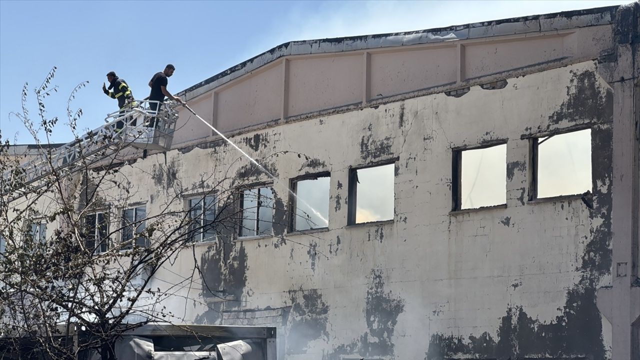Adıyaman'daki Fabrika Yangını Kontrol Altına Alındı