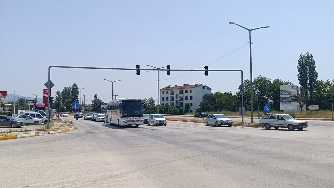 Afyonkarahisar'da Bayram Dönüş Trafiği Yoğunlaşıyor