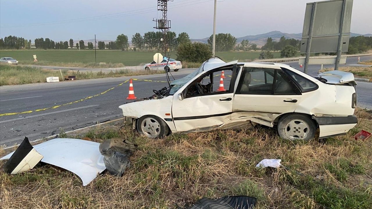 Afyonkarahisar'da Otomobil ve Traktör Çarpışması: 4 Yaralı