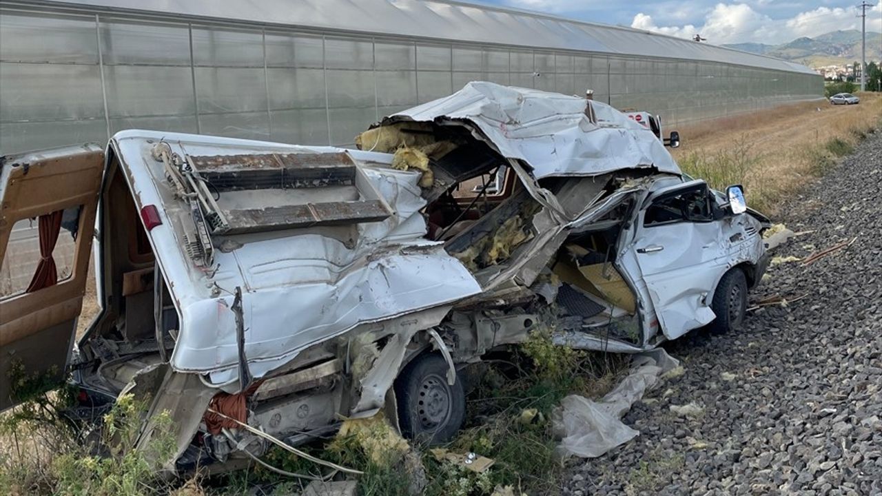 Afyonkarahisar'da Trenin Çarptığı Minibüsün Sürücüsü Yaralandı