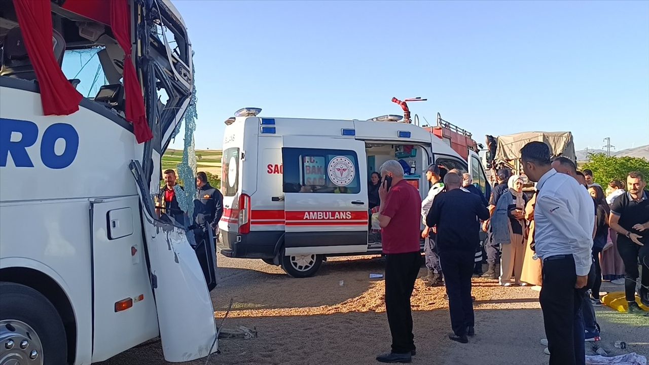Afyonkarahisar'da Yolcu Otobüsü ile Tır Çarpıştı: 9 Yaralı