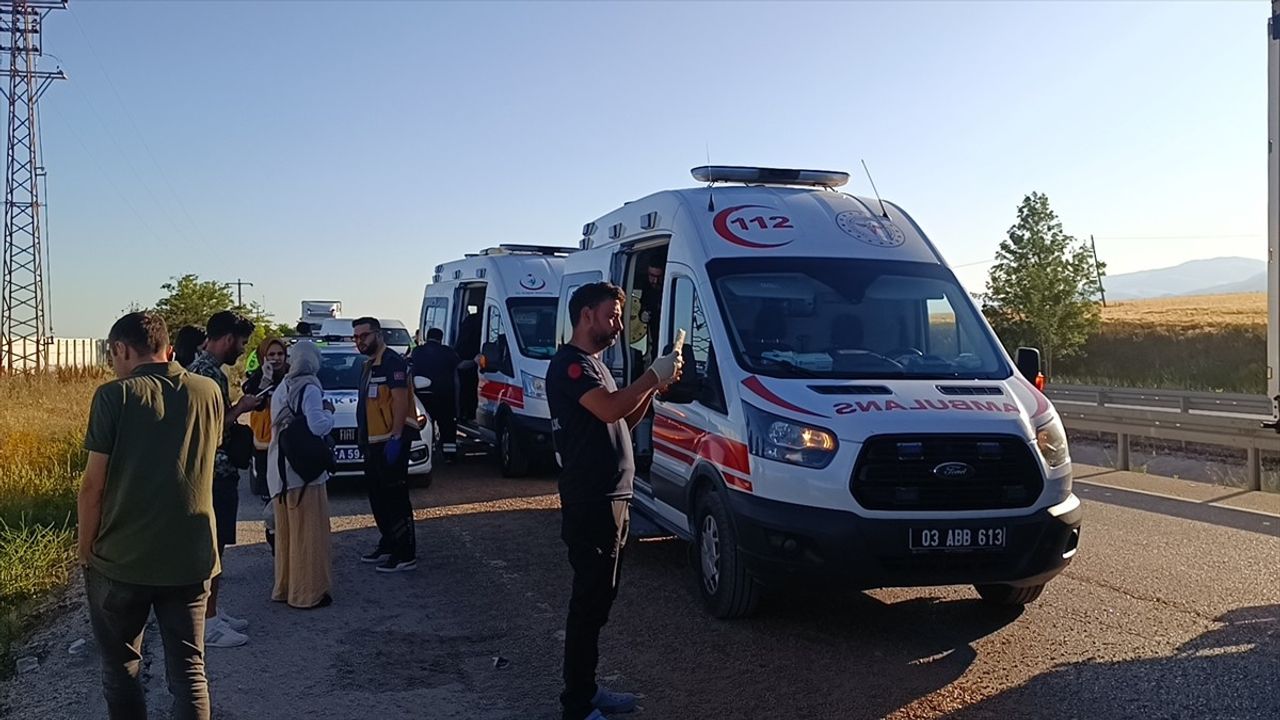 Afyonkarahisar'da Yolcu Otobüsü Tıra Çarptı: 24 Yaralı