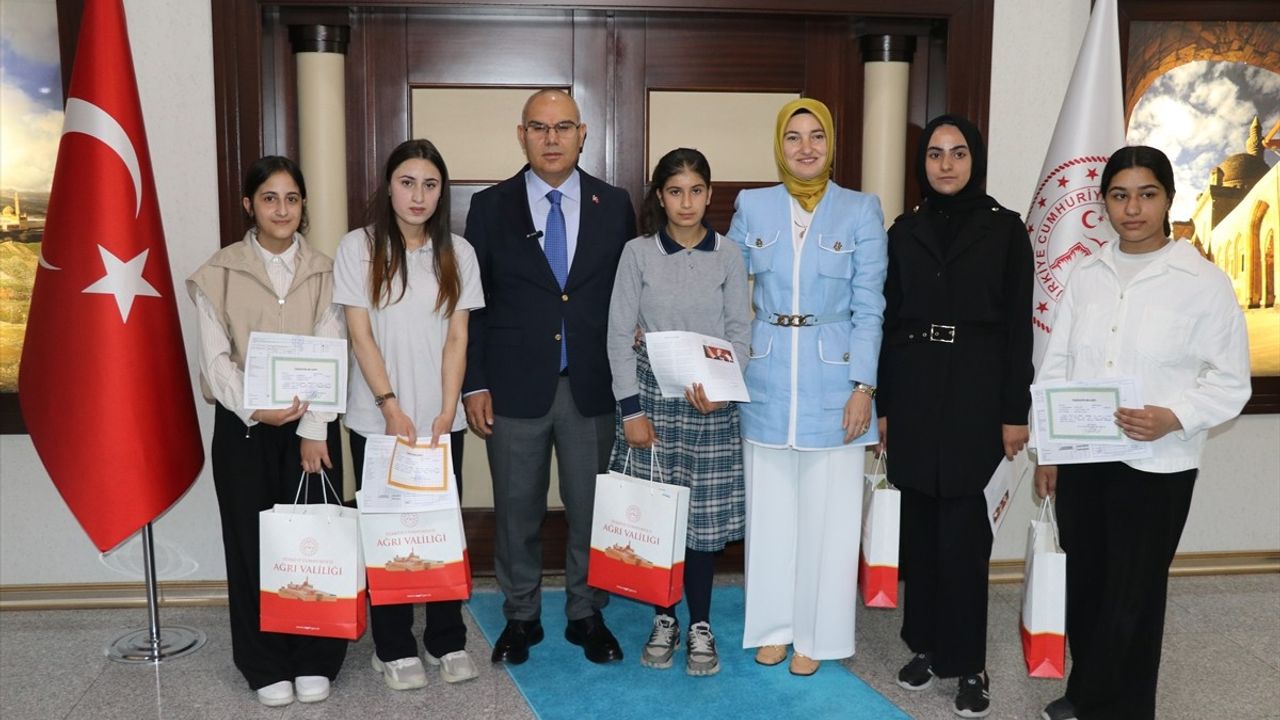 Ağrı'da Öğrencilerin Karneleri Sevinçle Dağıtıldı