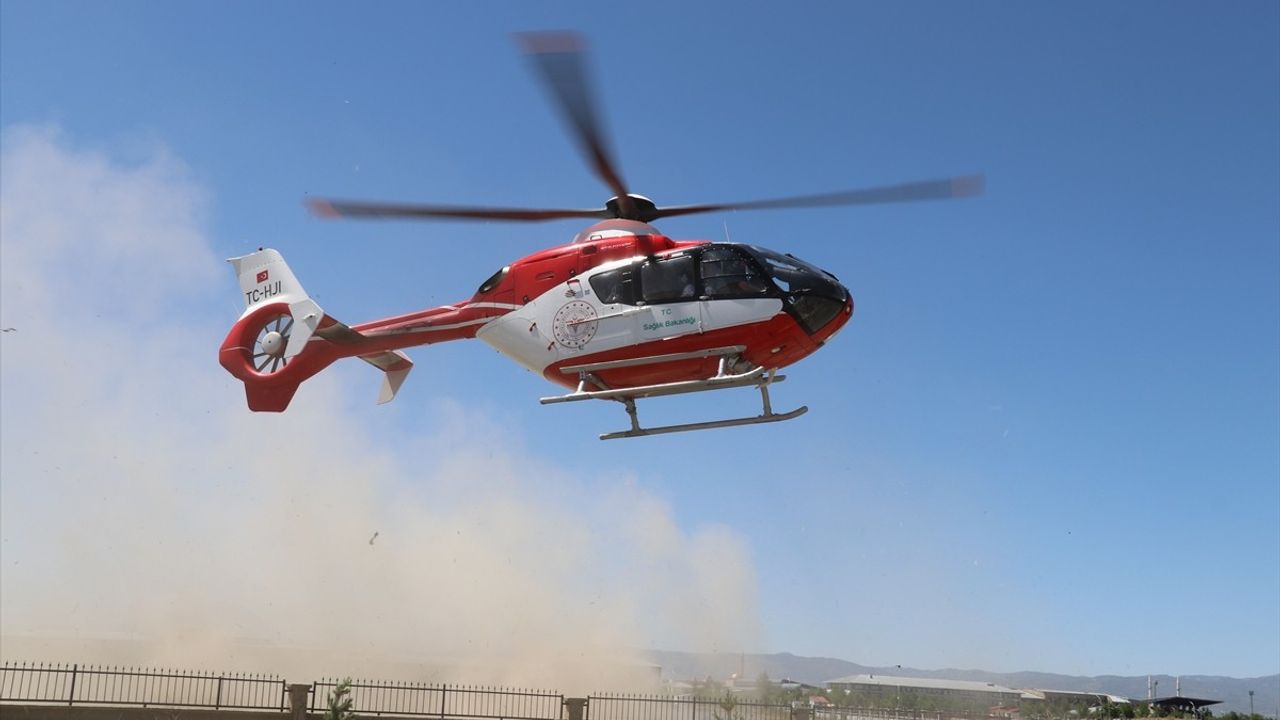 Ağrı'da Solunum Rahatsızlığı Geçiren Bebek, Ambulans Helikopterle Bitlis'e Nakledildi