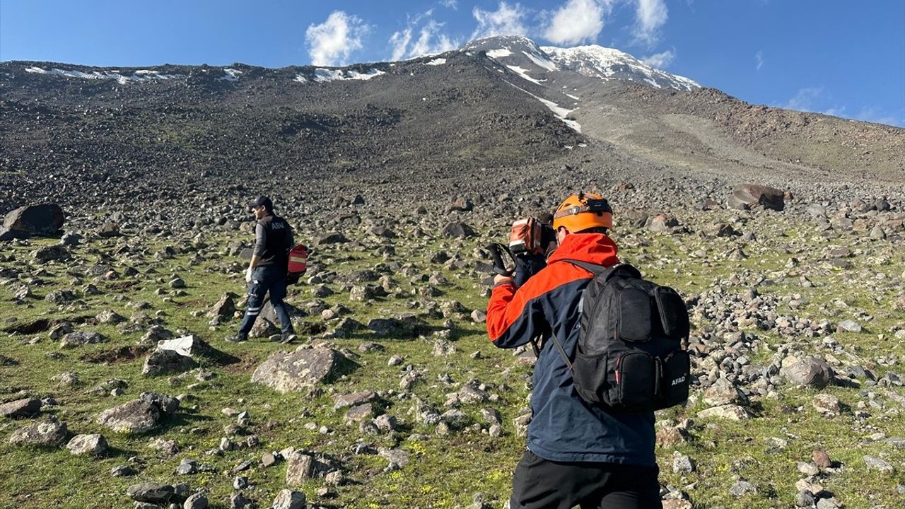 Ağrı Dağı'nda Tırmanış Esnasında Kalp Krizi: Bir Kişi Hayatını Kaybetti