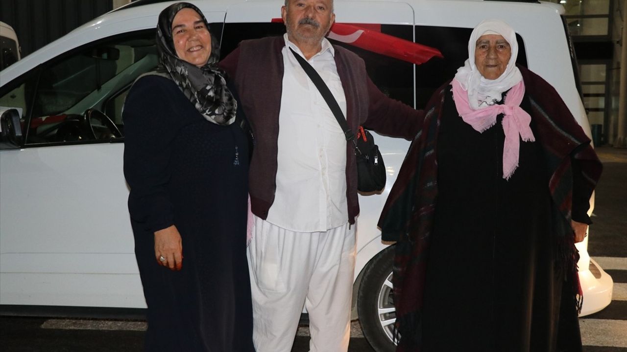 Ağrı Havalimanı'nda Hac Ziyareti Coşkusu: Alcalan Hacılar Çiçeklerle Karşılandı