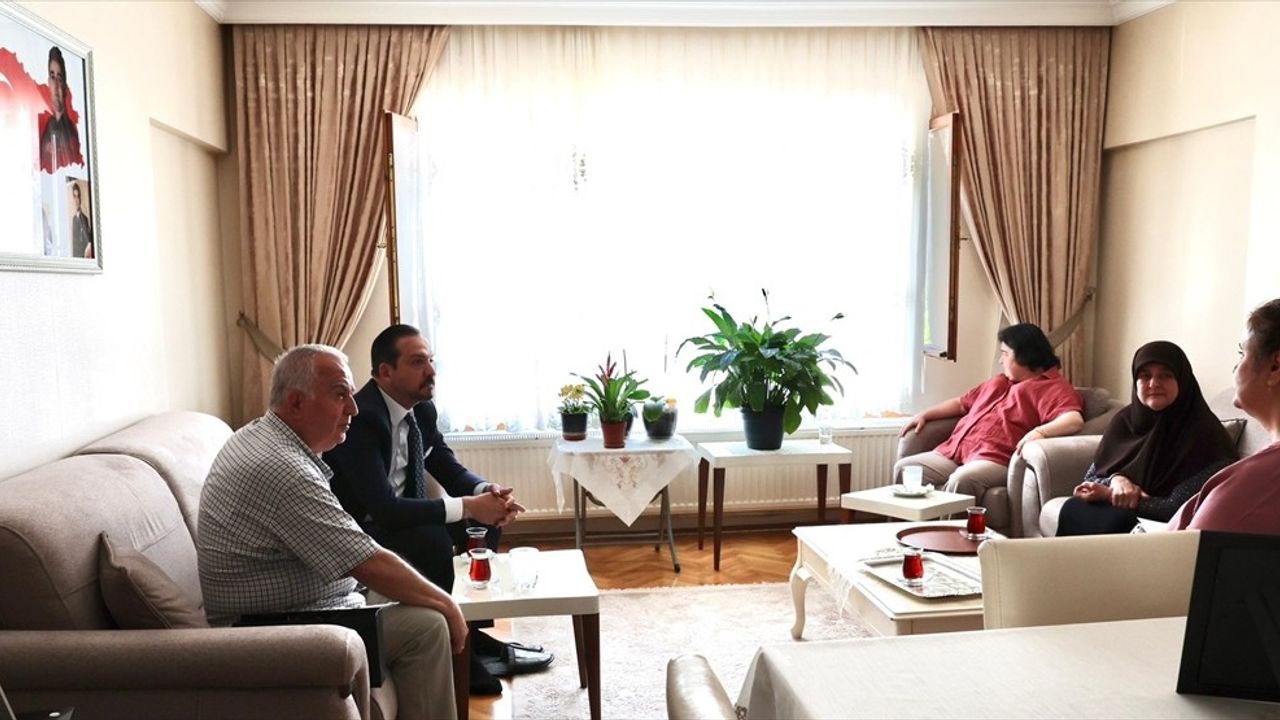 AK Parti'den 'Annemiz' Projesi ile Şehit Ailesine Ziyaret