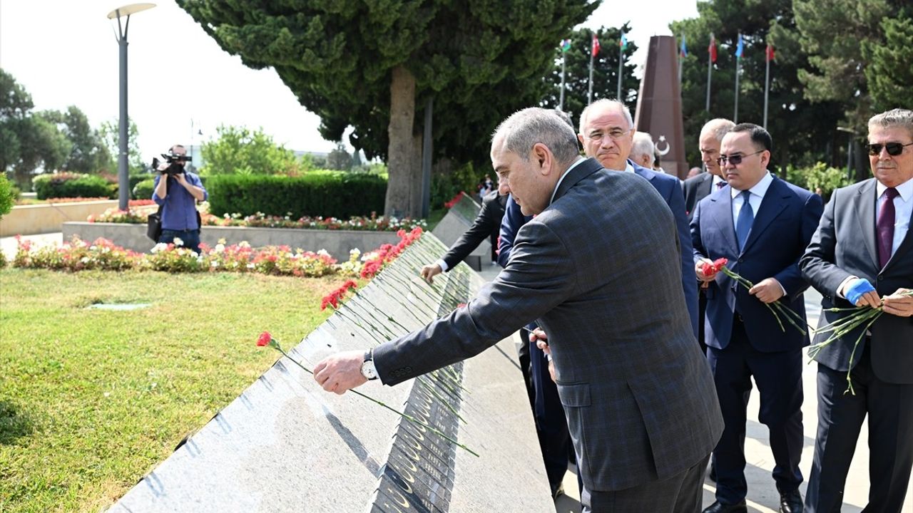 AK Parti Heyeti Bakü'deki Şehitlikleri Ziyaret Etti