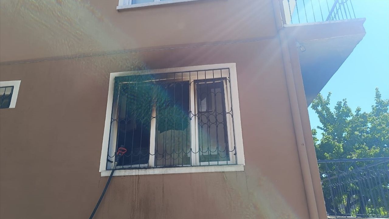 Aksaray'da Apartmanda Yangın: Dumandan Etkilenen Kişi Hastaneye Kaldırıldı