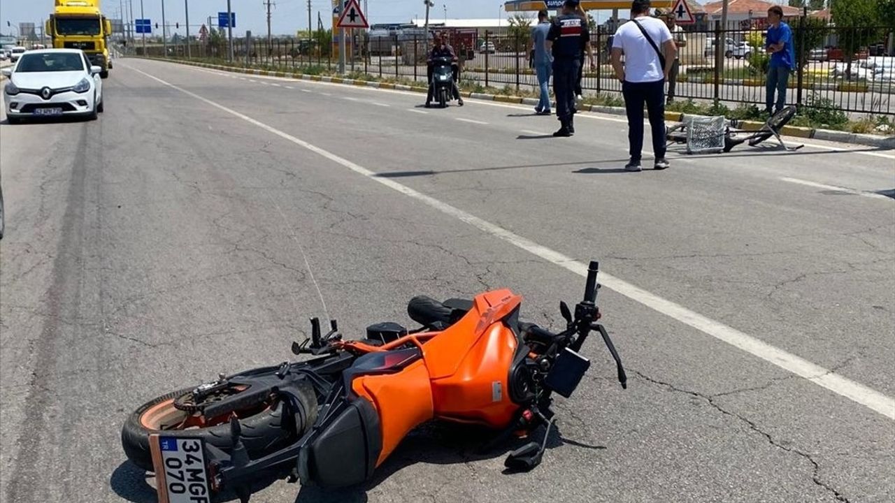 Aksaray'da Motosiklet Kazası: Bisikletli Ağır Yaralandı