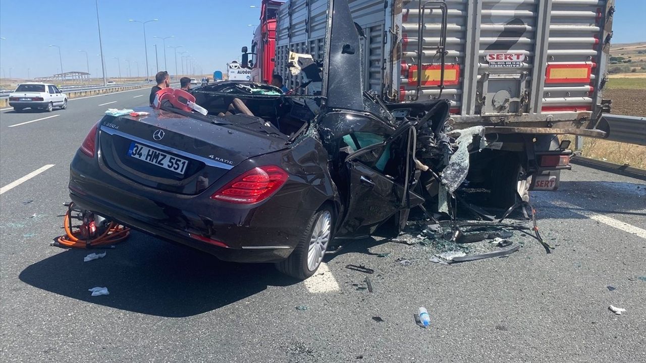 Aksaray'da Park Halindeki Tıra Çarpan Otomobilde 2 Ölü, 1 Yaralı