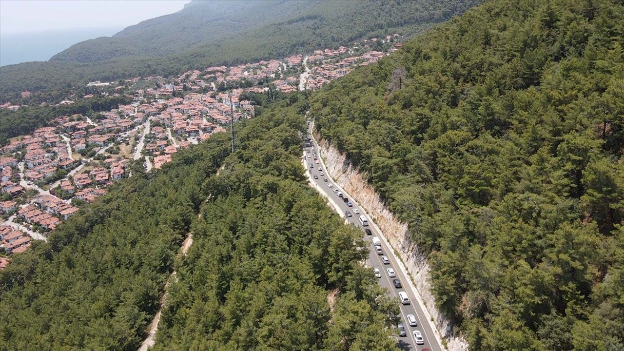 Akyaka'da Bayram Yoğunluğu: Plajlar Dolu, Trafik Kilitleniyor