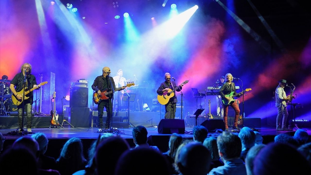 Alan Parsons İstanbul'da "The Show Must Go On" Turnesiyle Hayranlarıyla Buluştu