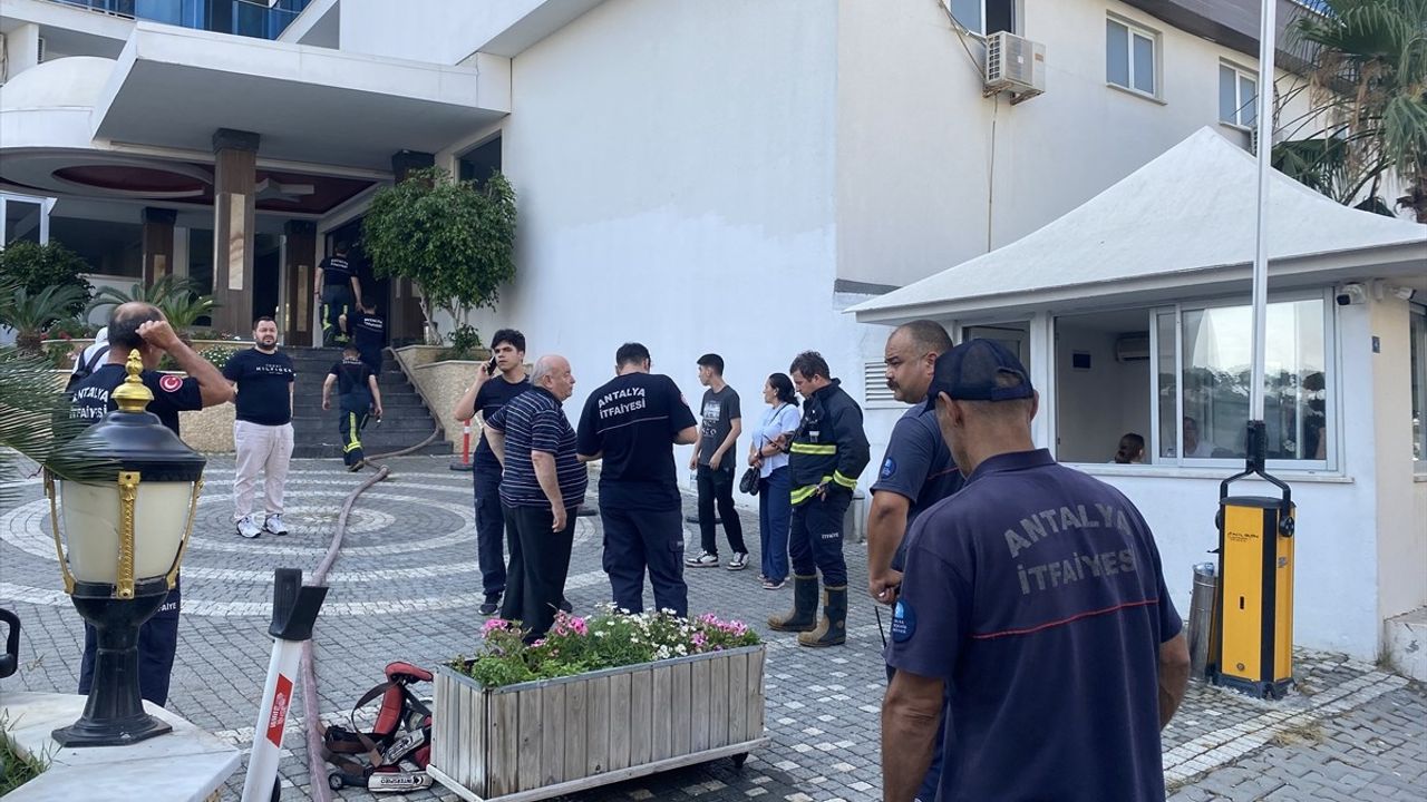 Alanya'daki Otelde Çıkan Yangın Kontrol Altına Alındı