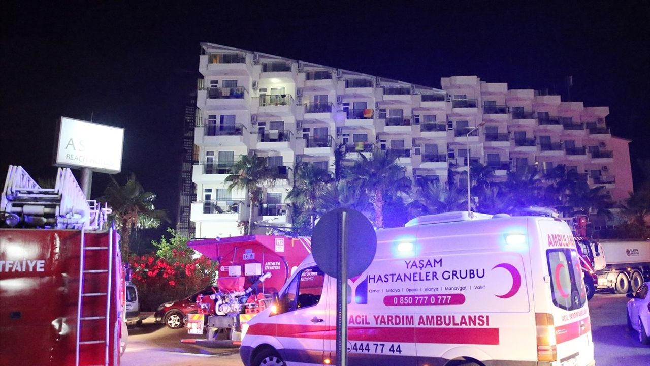 Alanya'daki Otelde Yangın: İki Kişi Hastaneye Kaldırıldı