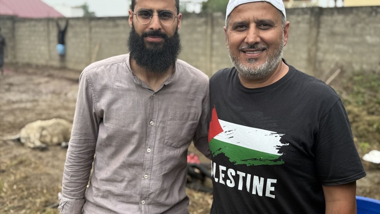 Almanya'dan Togo'ya: Baba ve Oğul Gazzeli Çocuklar İçin Kurban Kestiler