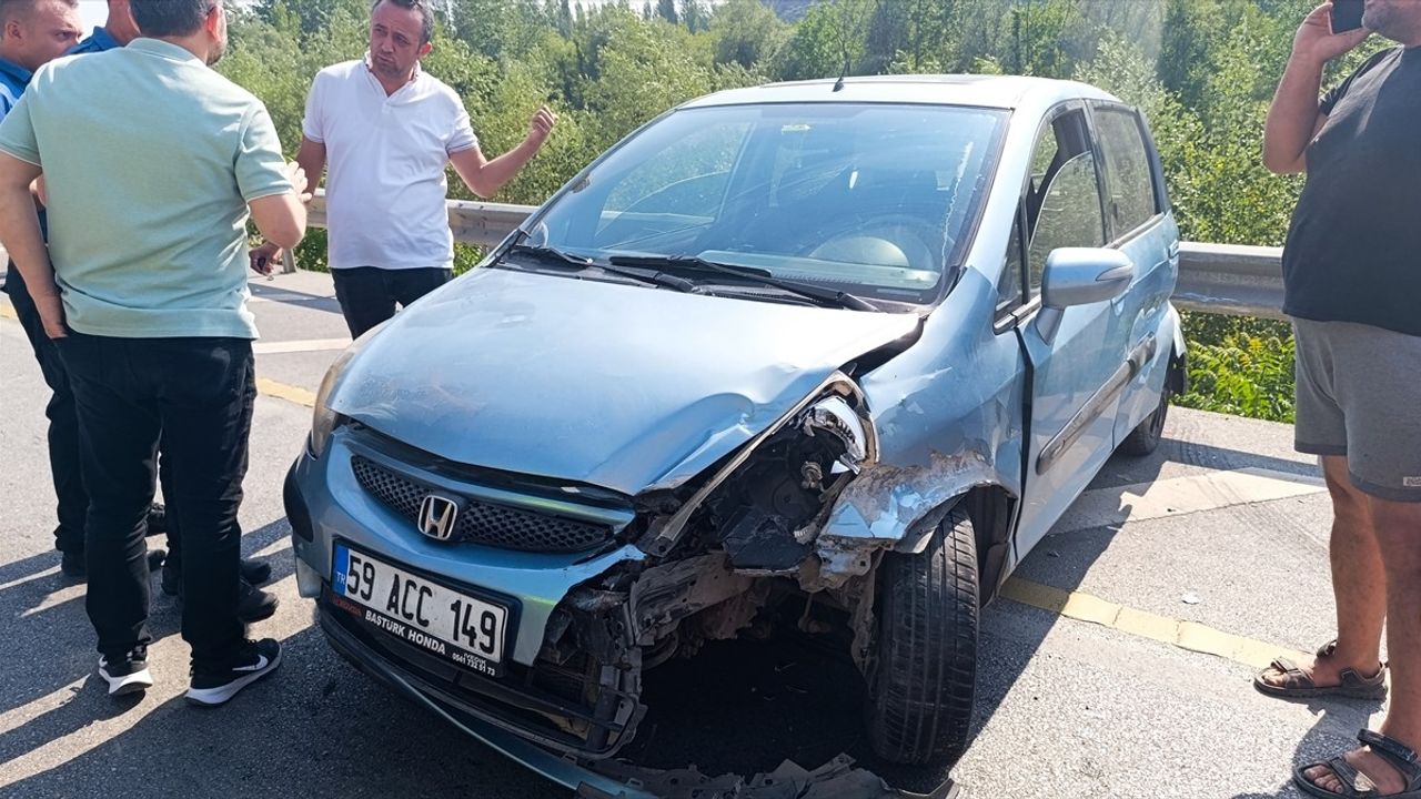 Amasya'da Bariyere Çarpan Otomobilde 4 Yaralı