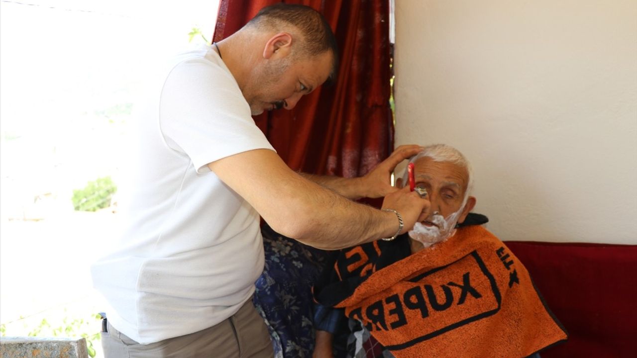 Amasya'da Muhtar, Bayram İçin Ücretsiz Tıraş Yapıyor