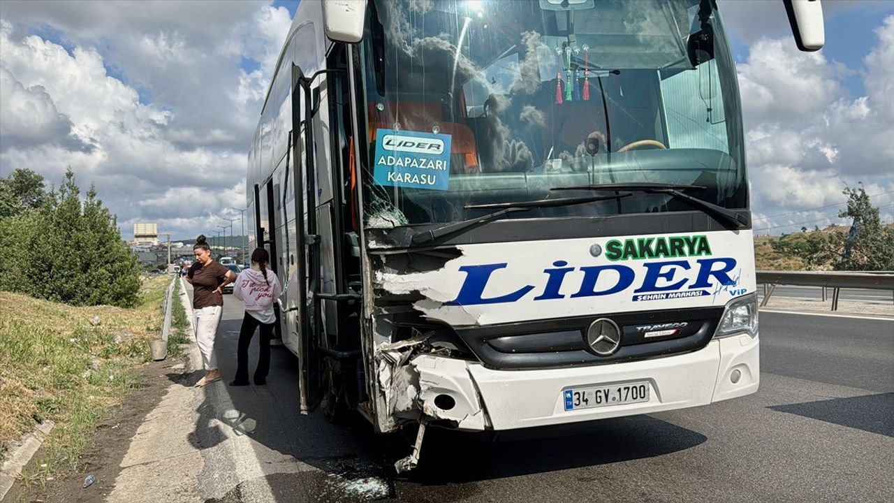 Anadolu Otoyolu'nda Otobüsle Çarpışan Otomobilde 3 Yaralı