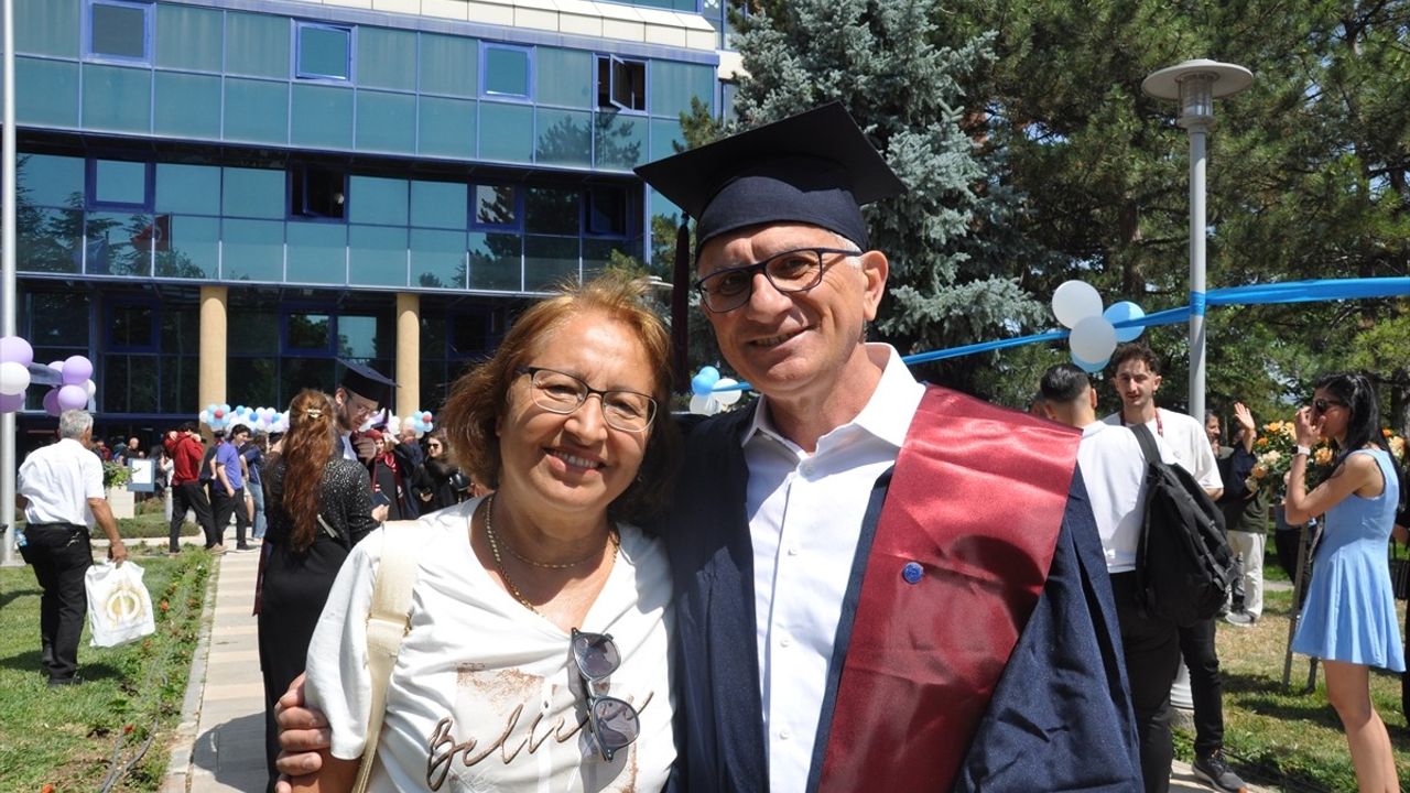 Anadolu Üniversitesi'nden 60 Yaş Üstü Mezunlara 'Eğitimin Yaşı Yok' Mesajı