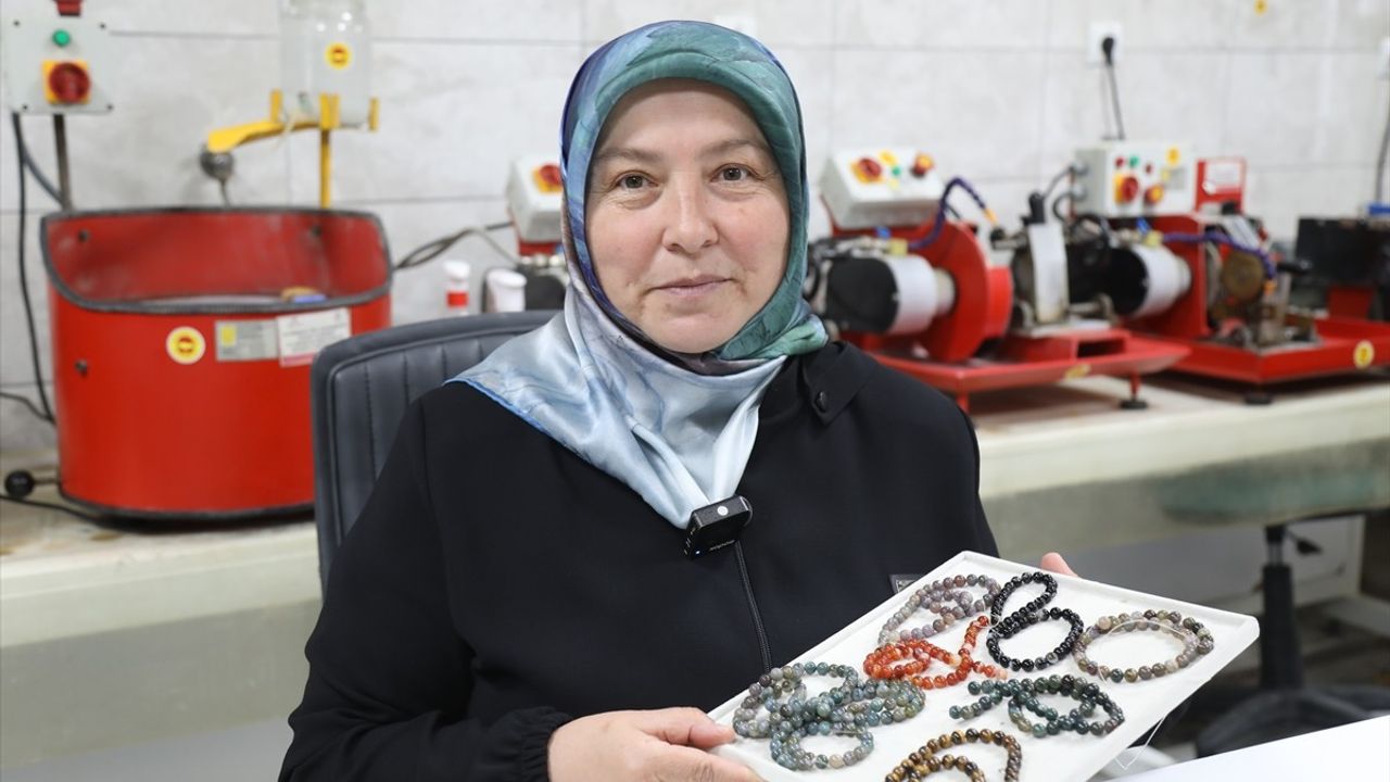 Ankara'da Kadınlar Agat Taşından Özel Takılar Tasarlıyor