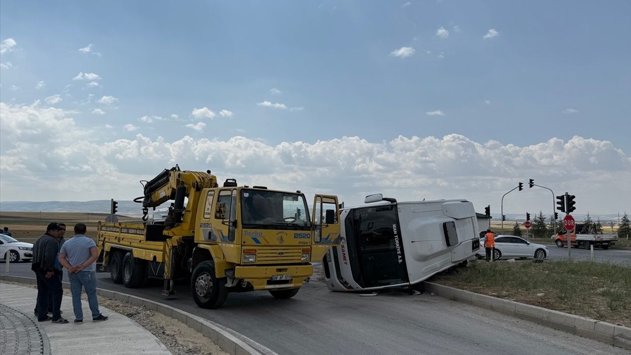 Ankara'da Kamyonet ile Minibüs Çarpıştı: 3 Yaralı