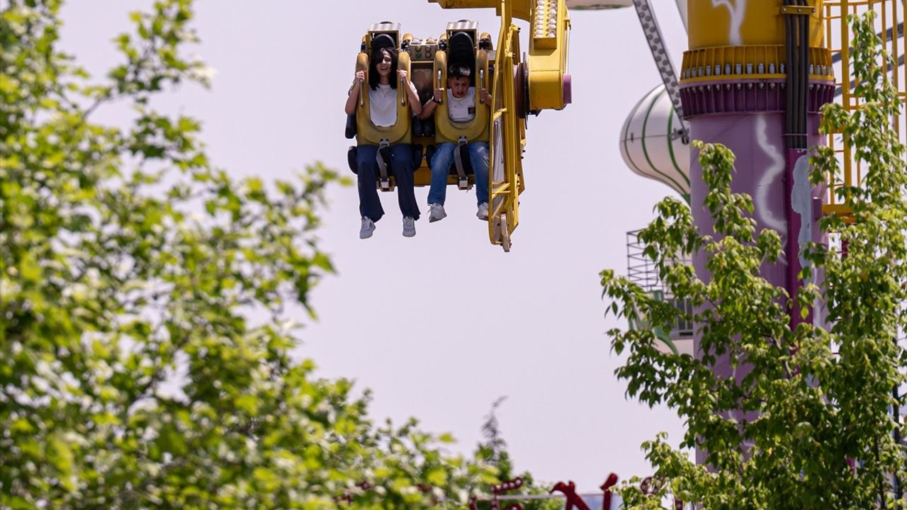 Ankara'da Kurban Bayramı'nda Gençlik Parkı'nda Yoğunluk