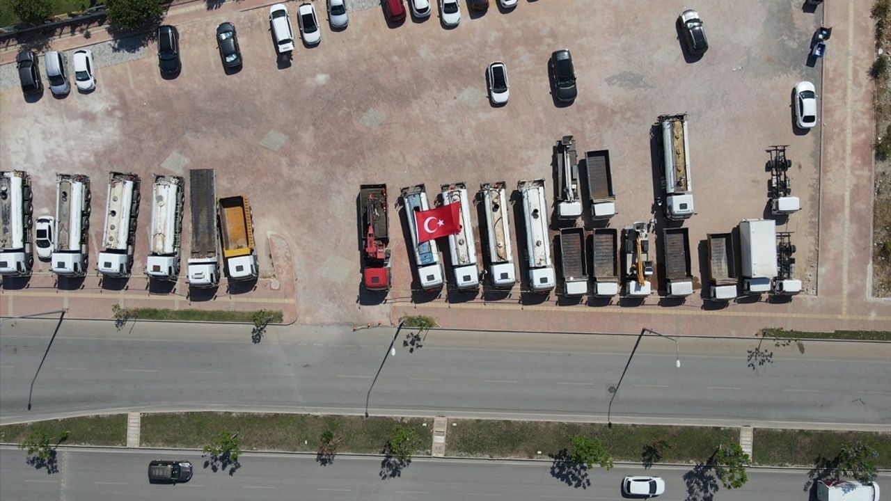 Antalya'da 22 Aracı Sahte Belgelerle Tescil Ettiren 4 Şüpheli Yakalandı