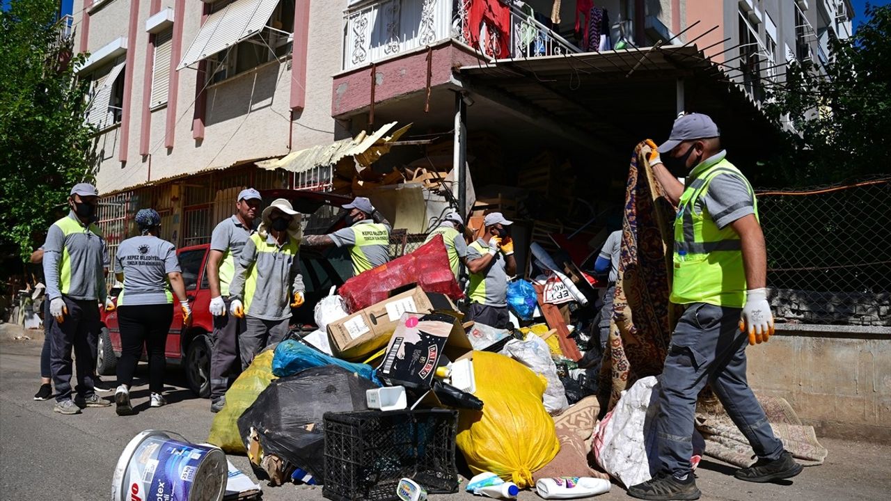 Antalya'da 6 Katlı Binadan 20 Kamyon Çöp Çıktı