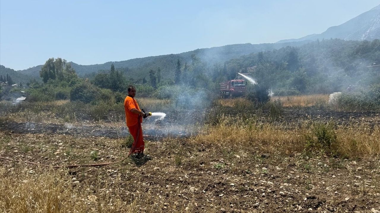 Antalya'da Çalılık Alanda Yangın Kontrol Altına Alındı