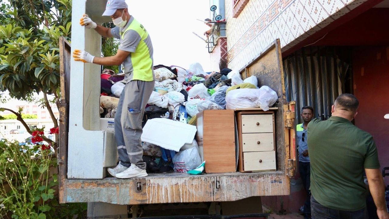 Antalya'da Çöp Ev Operasyonu: 8 Kamyon Atık Çıkarıldı