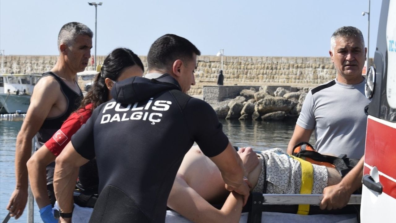 Antalya'da Deniz Polisi, Fenalaşan Genç Kişiyi Kurtardı