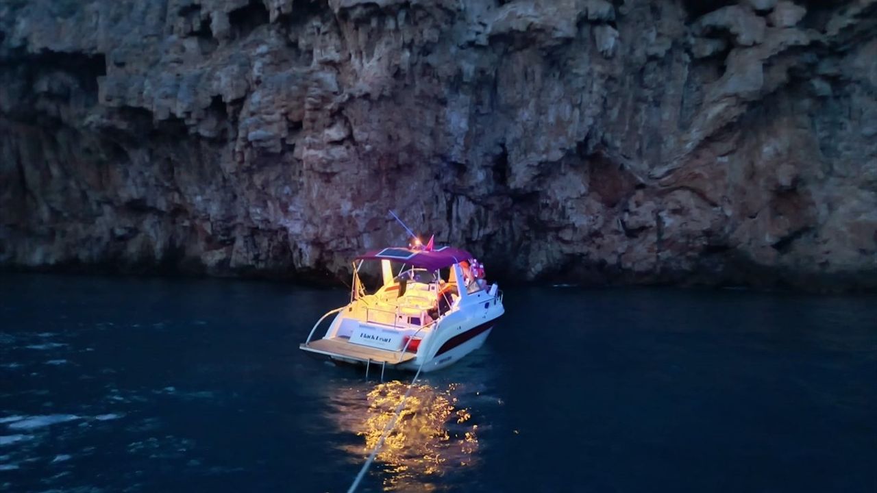 Antalya'da Falezlere Sürüklenen Teknedeki 3 Kişi Kurtarıldı