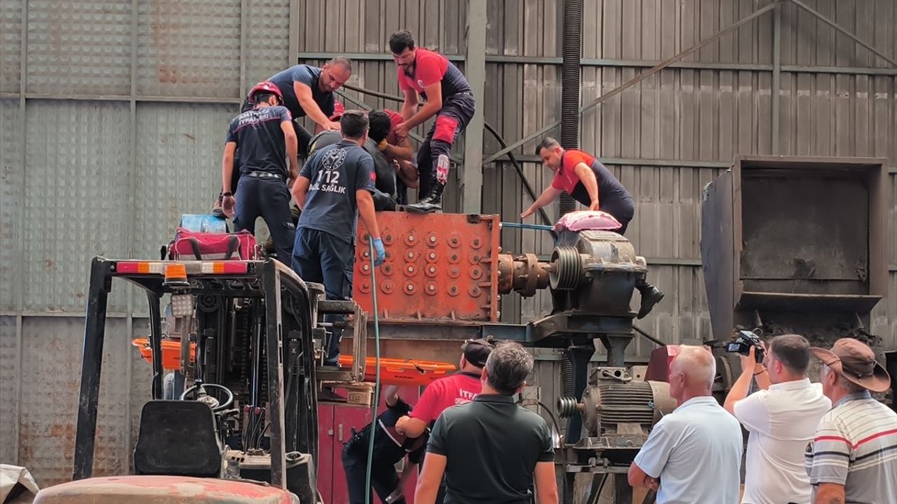 Antalya'da Geri Dönüşüm Tesisinde Ciddi İş Kazası: İşçi Yaralandı