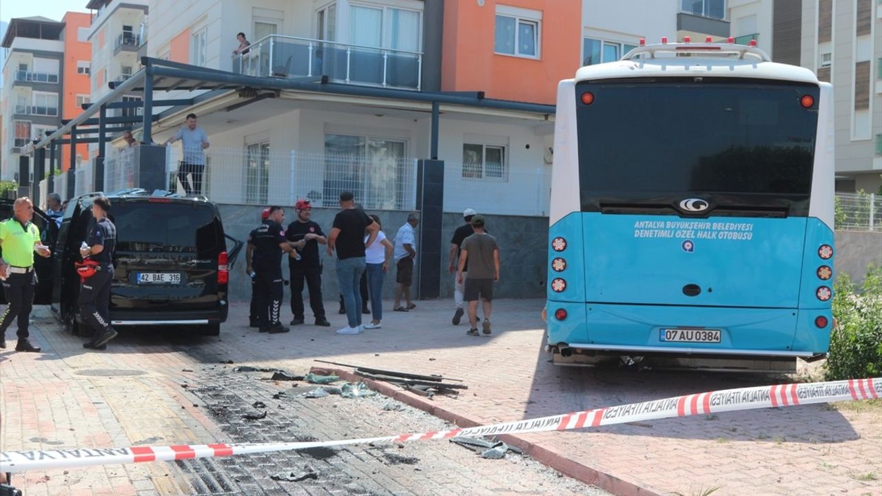 Antalya'da Otobüs ve Panelvan Çarpıştı: 3 Yaralı