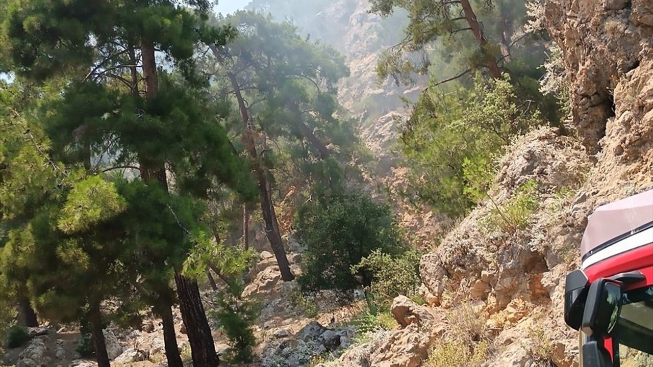 Antalya'da Otobüste Başlayan Yangın Ormana Sıçradı: Ekipler Hızla Müdahale Etti
