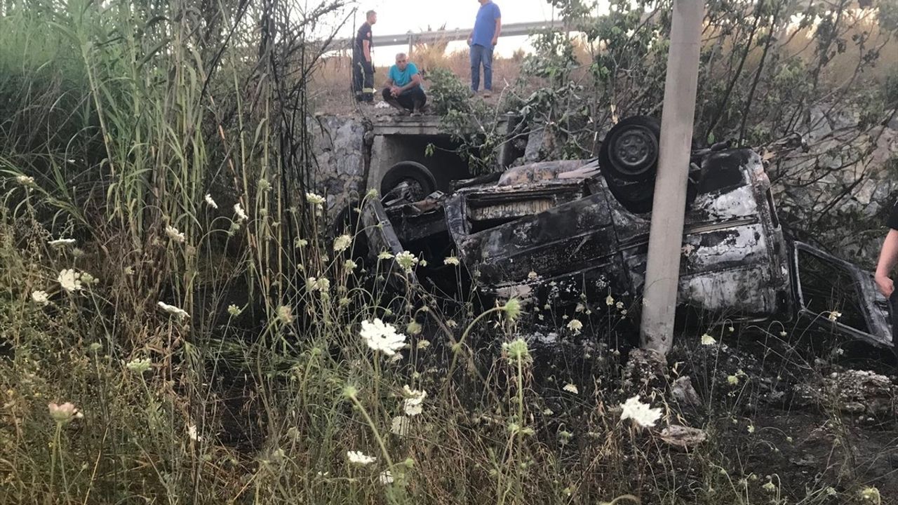 Antalya'da Şarampole Devrilen Araçta Sürücü Hayatını Kaybetti