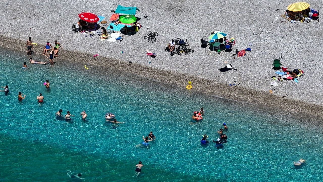 Antalya'da Sıcak Hava Dalgası Sahilleri Doldurdu