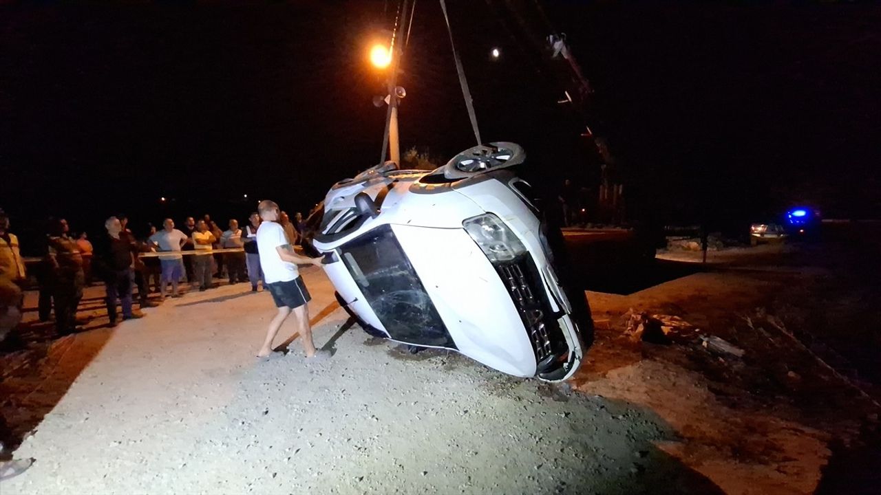 Antalya'da Sulama Kanalına Devrilen Otomobilde 2 Kişi Hayatını Kaybetti
