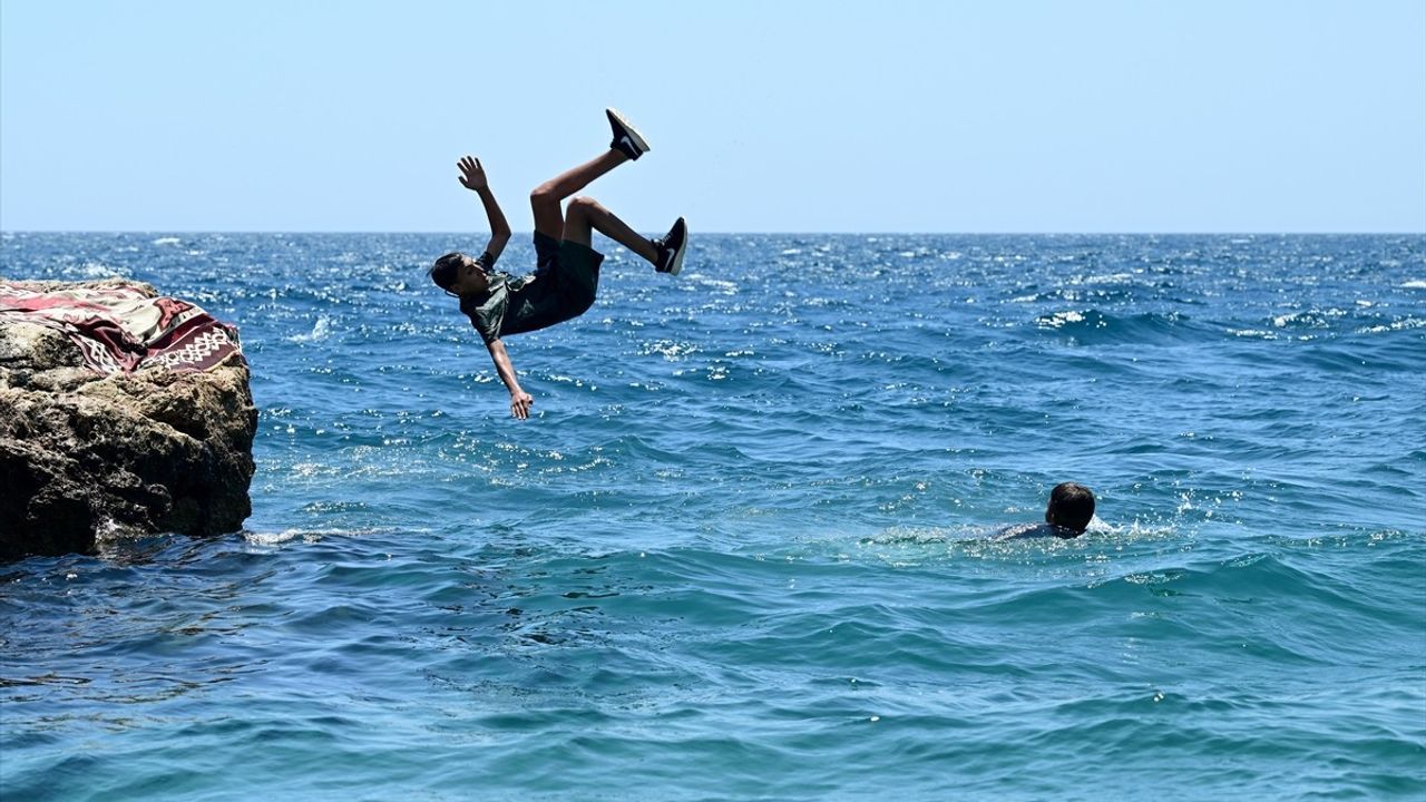 Antalya'da Yüksek Nem ve Sıcak Hava Sahilleri Doldurdu