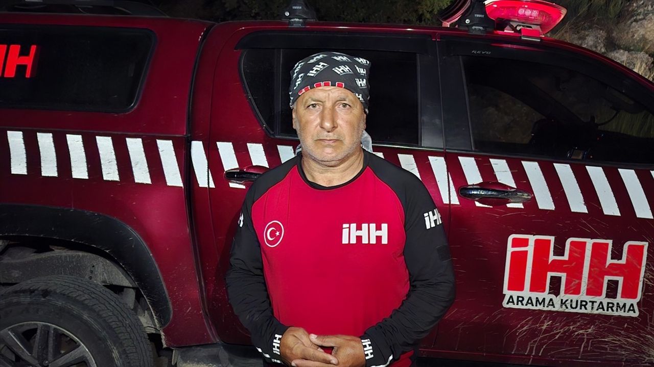 Antalya'da Yükselen Su Seviyesi 3 Kişiyi Mahsur Bıraktı, Kurtarıldılar